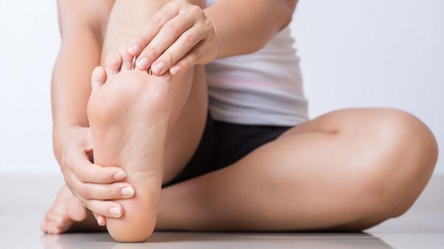 13 способів зробити розтяжку ніг вдома, коли у вас болить