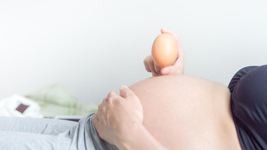 האם נשים בהריון יכולות לאכול ביצים מבושלות?