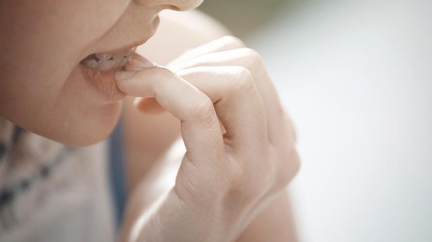 Часте кусання шкіри пальця може бути ознакою дерматофагії, ось як з цим боротися