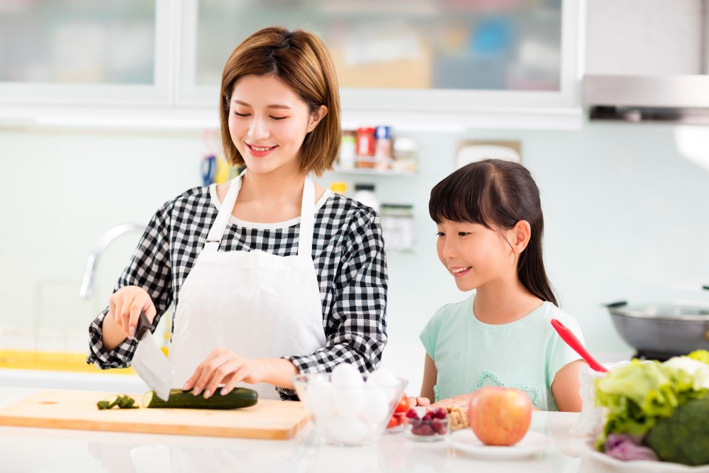 Японские мамы на кухне. Фото дочери на кухне. Мама на кухне взрослому ребенку дает еду в школу. Мама на кухне подростку дает еду в школу. Mother is Cooking dinner the Kitchen.
