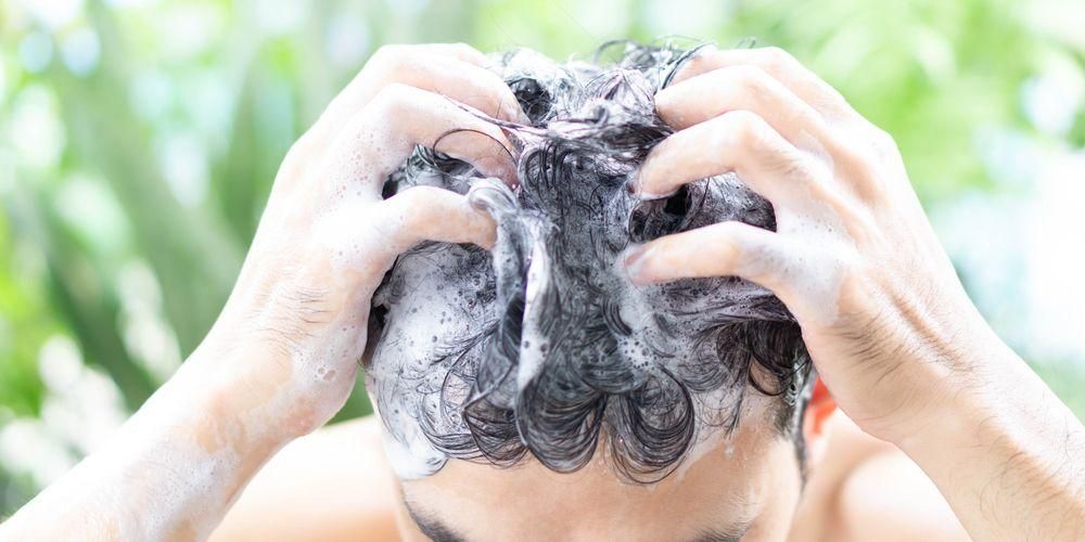 Cómo lavarse el cabello correctamente con champú para que no se seque ni se caiga