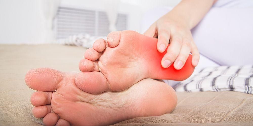 발 뒤꿈치 통증을 유발할 수있는 7 가지 조건