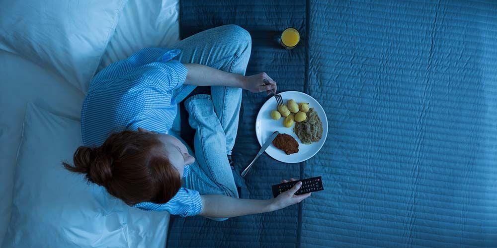 Миф или факт: еда перед сном может сделать вас толстым?