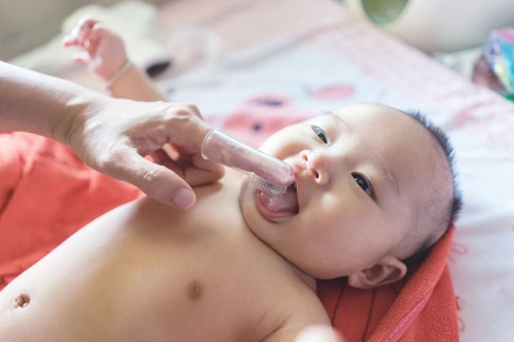 Siga este método de limpieza de la boca del bebé para mantener la salud dental del bebé.