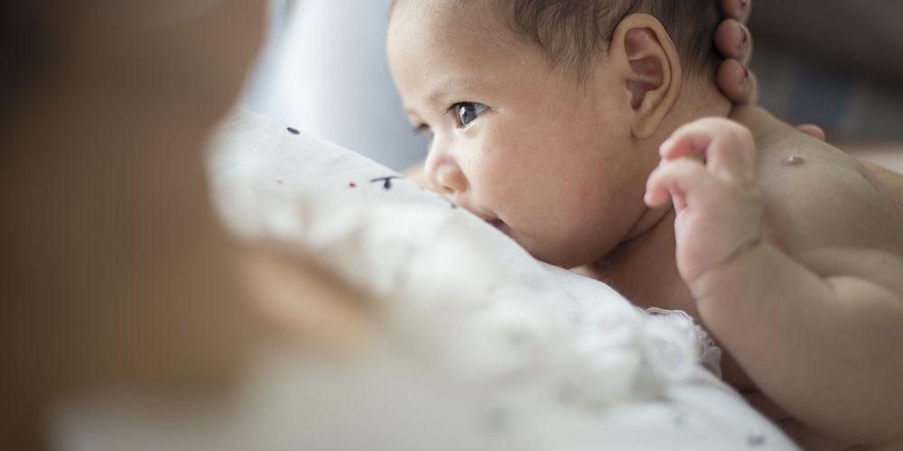 모유 수유 중 가슴이 아픈 8가지 원인과 극복 방법