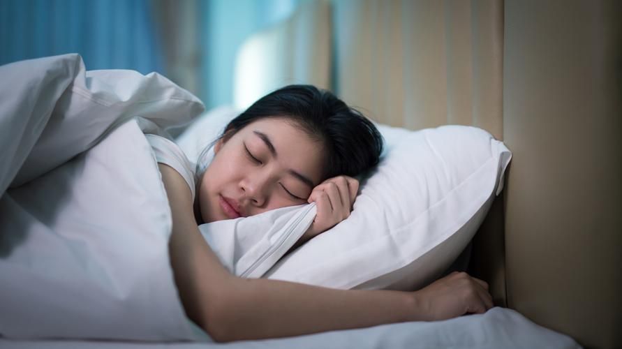 Der Körper bewegt sich im Schlaf alleine? Das ist die Ursache