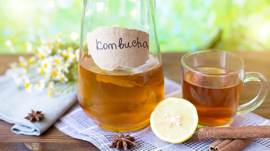 Hur man gör ett praktiskt och hälsosamt hemlagat Kombucha-te