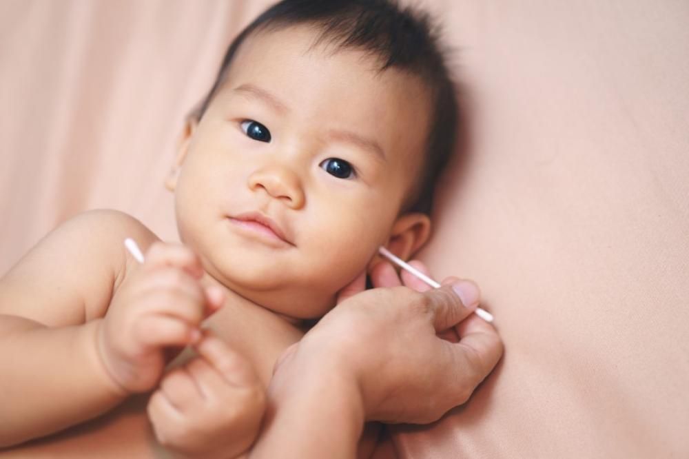 Een gids voor het schoonmaken van baby's oren die gemakkelijk, correct en veilig zijn