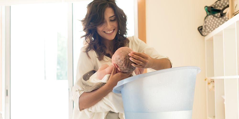 Дізнайтеся, як безпечно купати новонароджену дитину