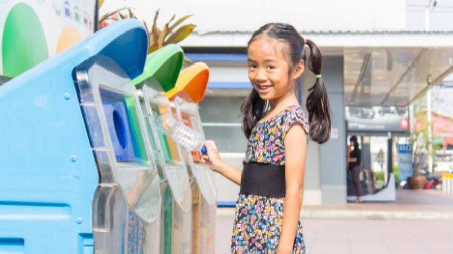 6 formas de enseñar a los niños a deshacerse de la basura en su lugar