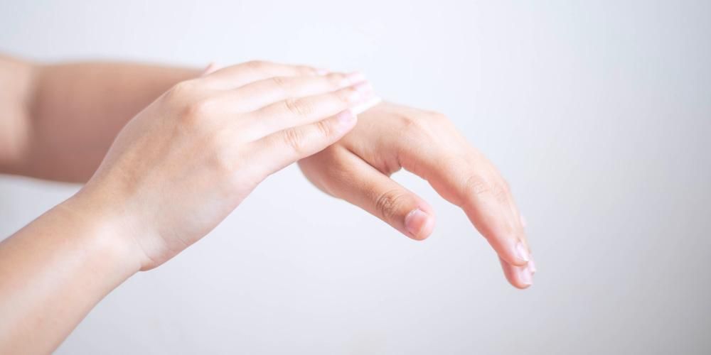 Reconnaître les causes de la peau gercée sur les mains et les pieds et comment les surmonter