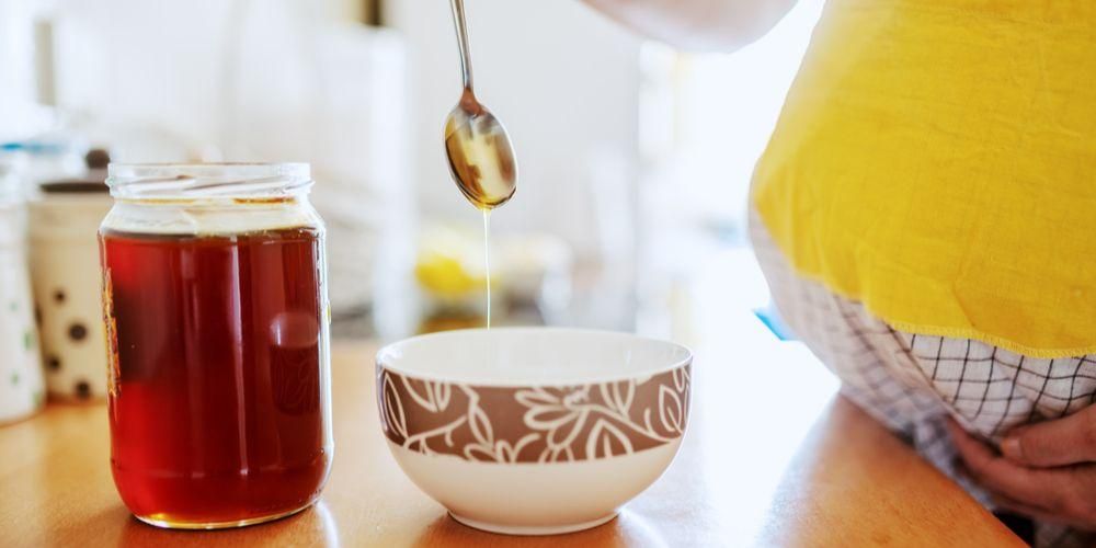 Est-il sécuritaire pour les femmes enceintes de boire du miel? Voici l'explication