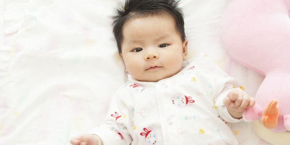 Bebelușii sunt adesea surprinși? Ar putea fi un reflex Moro