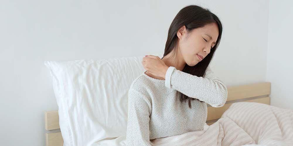 Причины боли в плече и шее из-за травм или медицинских проблем