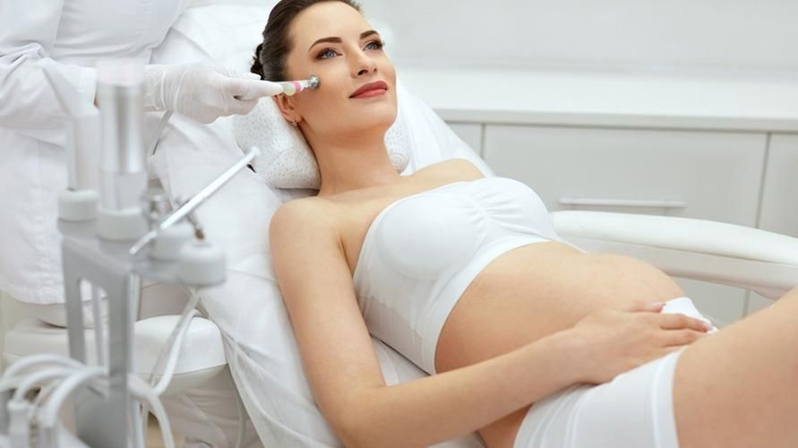 Bezpieczne rodzaje twarzy podczas ciąży i wskazówki, jak to zrobić