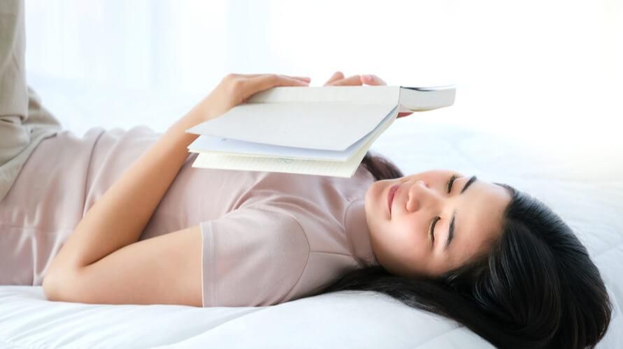 잠자는 동안 독서는 모든 사람이 가장 좋아하는 자세, 위험합니까?