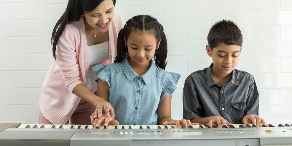 피아노를 배우면 어린이에게 예상치 못한 이점이 있습니다.