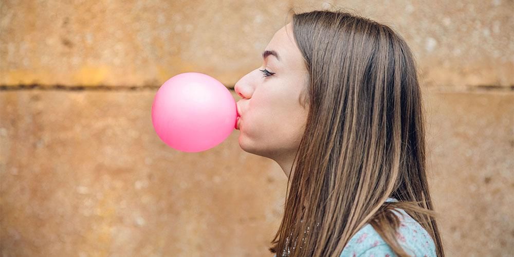 Mâcher du chewing-gum à un régime carb, ce sont 9 façons d'empêcher l'acide gastrique de monter