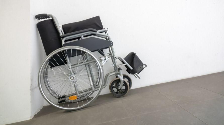 Как правильно складывать инвалидную коляску и уход за ней